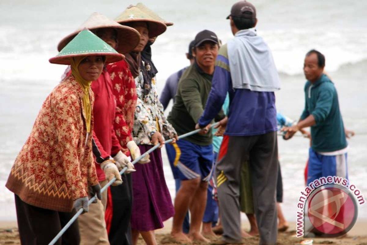 Buruh Nelayan Trenggalek Rela Bekerja Tanpa Diupah