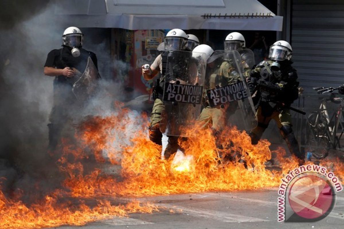 Polisi Terluka Terkena Bom Molotov di Posnya