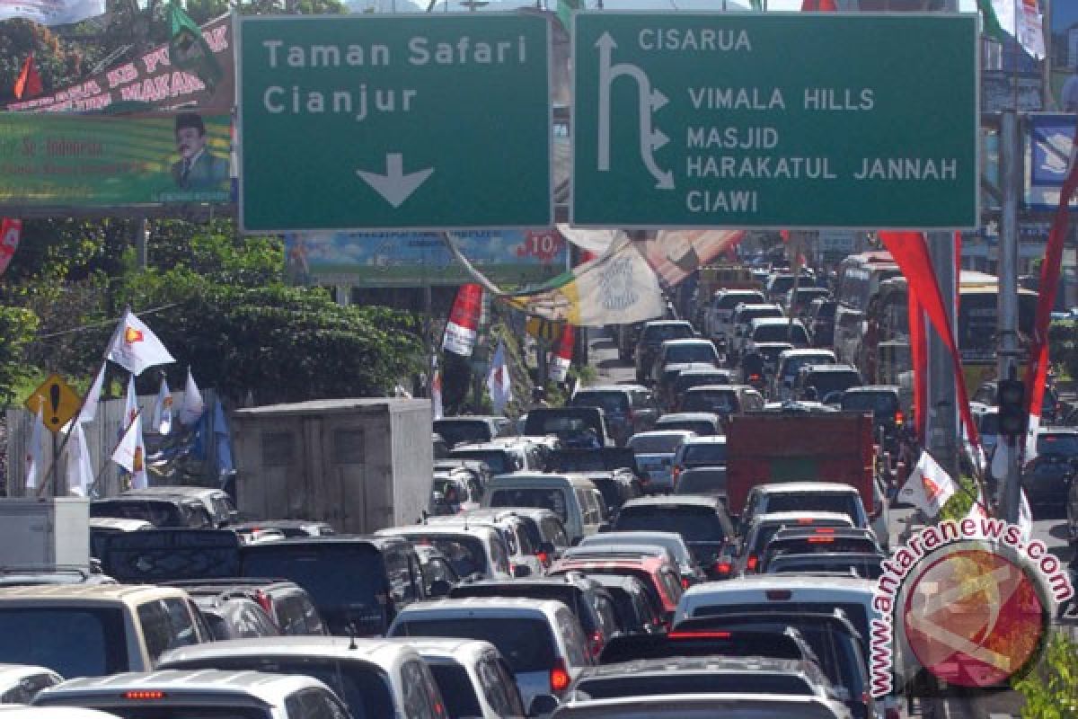 Polres Cianjur kembali menutup jalur menuju Puncak