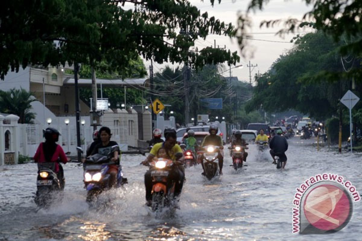 Sejumlah jalan di Palembang banjir