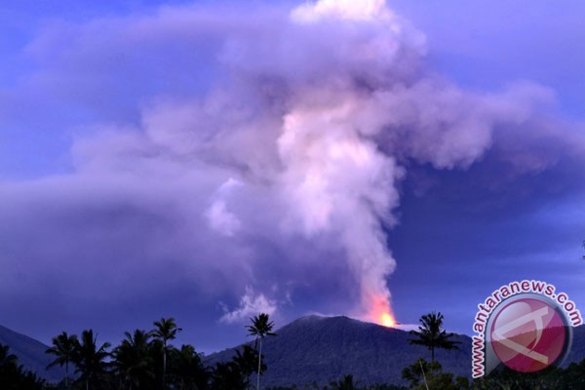 Gunung Soputan kembali meletus