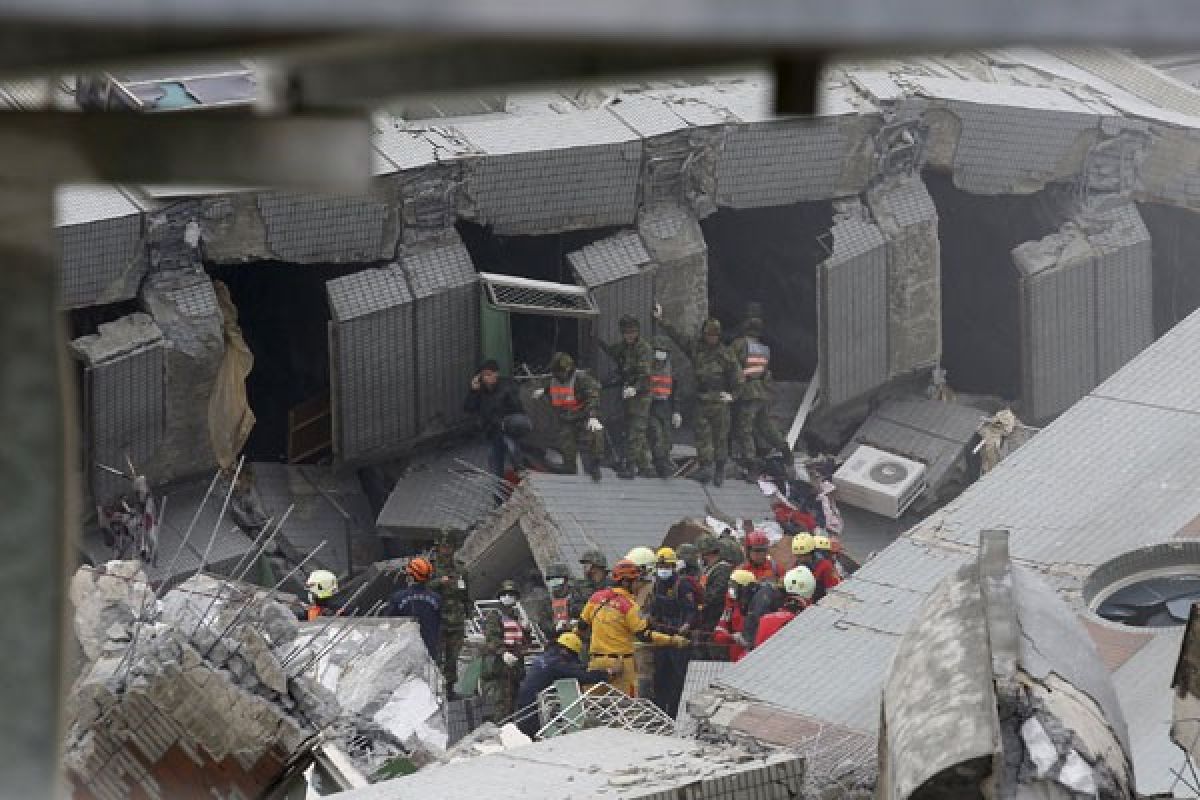 Gempa Taiwan runtuhkan gedung 17 lantai