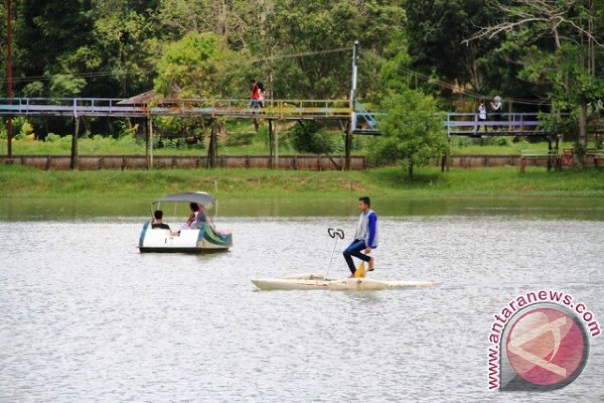 Warga Kutai Kartanegara Padati Waduk Panji Sukarame  