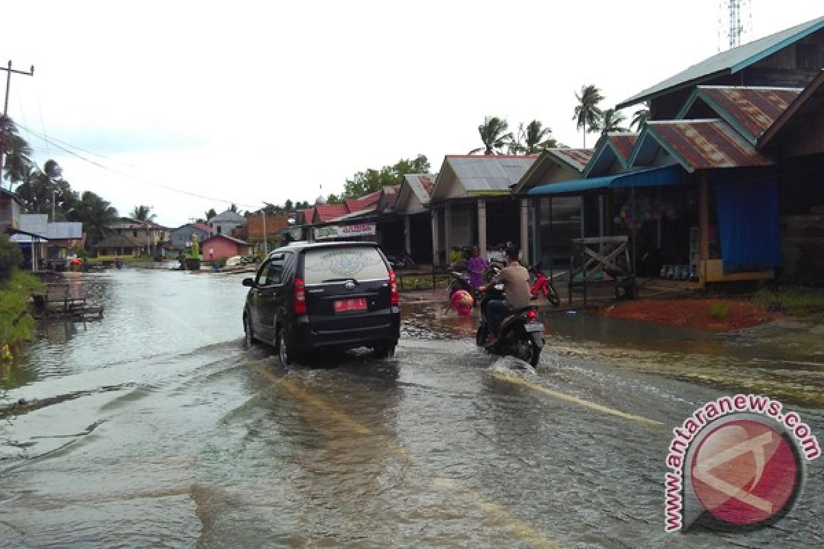 Jalan Protokol Daik Lingga Tergenang Air