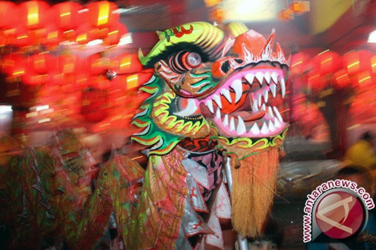 Barongsai hibur penumpang KRL