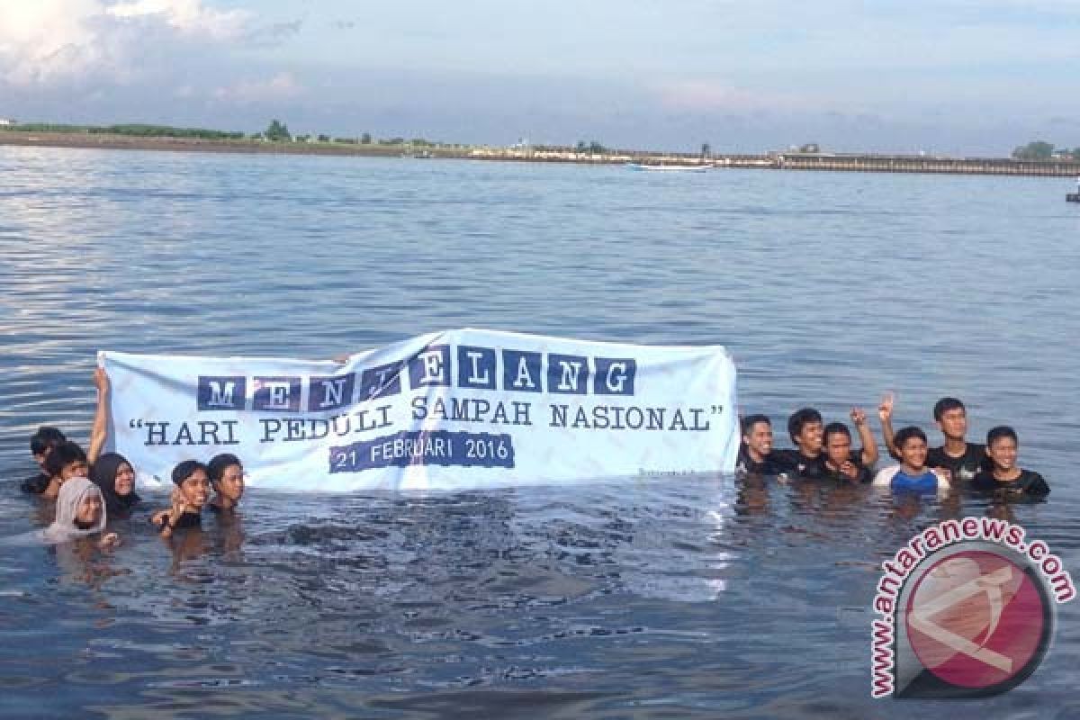 Mahasiswa Kelautan Unhas bersihkan sampah Laut Losari 