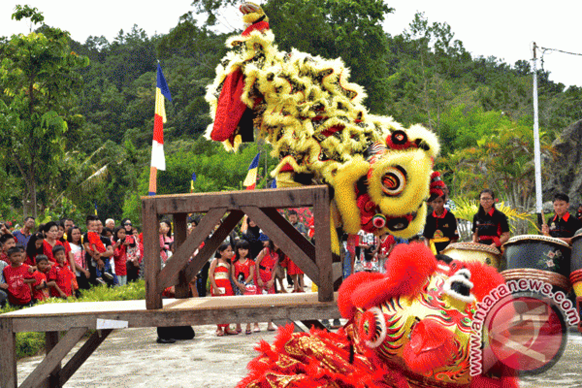 Di Papua, warga keturunan Tionghoa ibadah Imlek di Wihara Arya Dharma