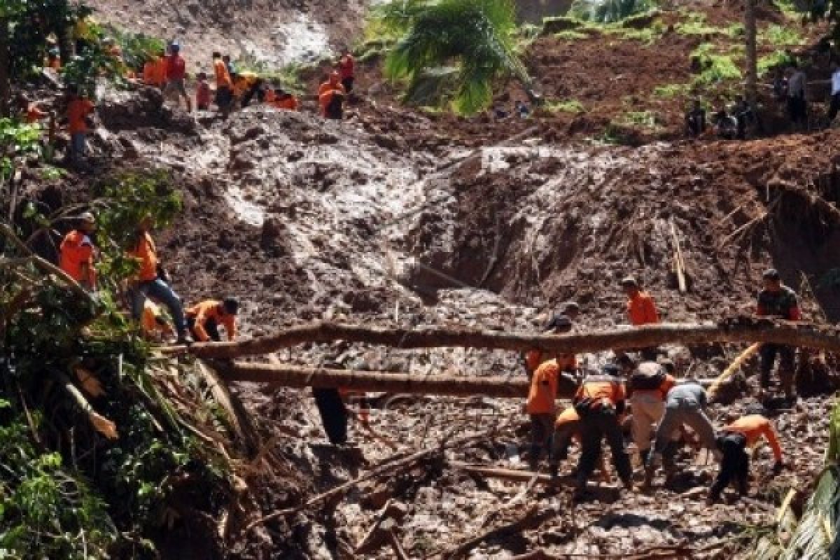 Rescuers Find Bodies Of  All Purworejo Landslide Victims