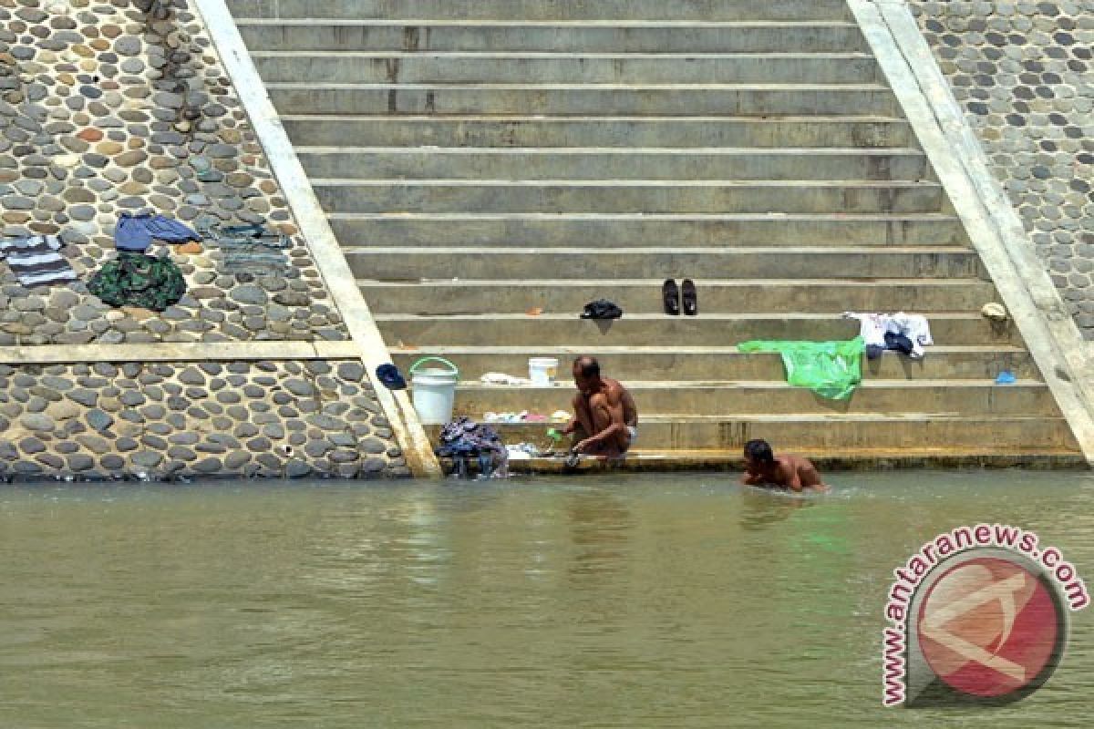 Wanita Ditemukan Tewas Mengambang di Banjir Kanal Barat