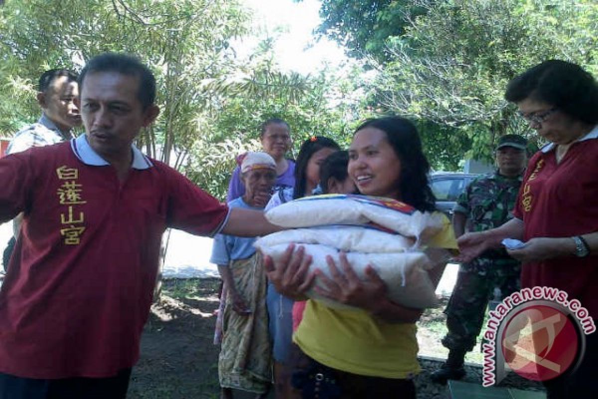 Pengurus Klenteng di Jember Bagikan Beras Saat Imlek