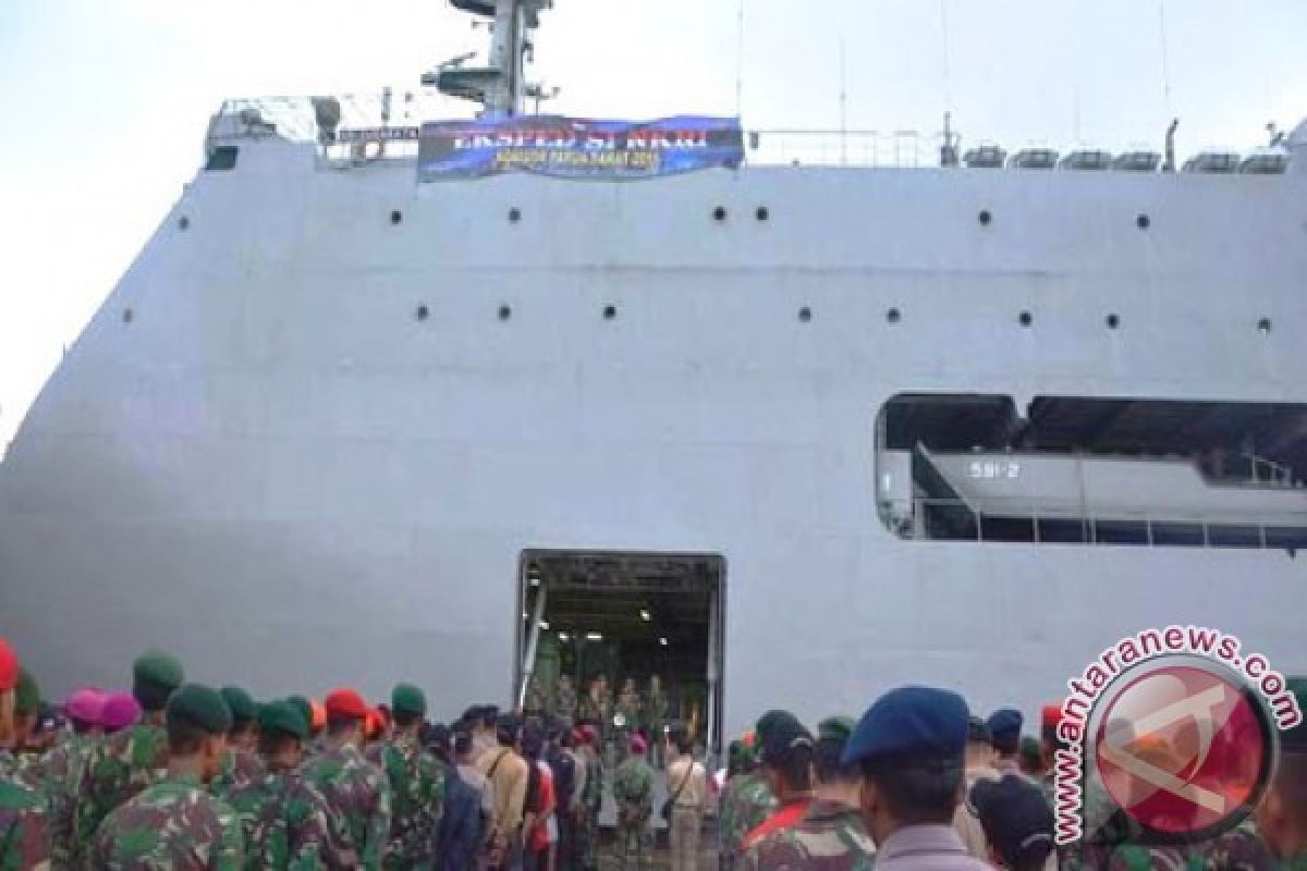 KRI Surabaya-591 Berangkatkan Peserta Ekspedisi Papua Barat 2016