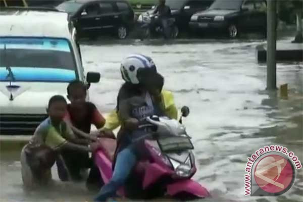 Korban banjir ngungsi ke Rumdin Wali Kota