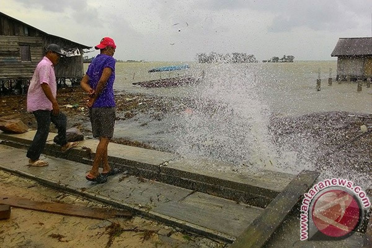 Angin Kencang Hancurkan Sejumlah Bangunan di Batam