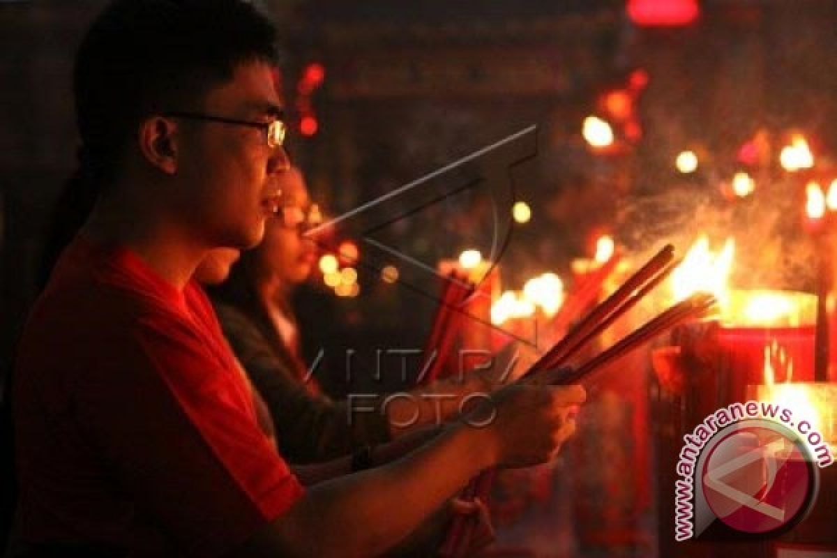 Puluhan Warga Bekasi Berebut Angpao Di Klenteng