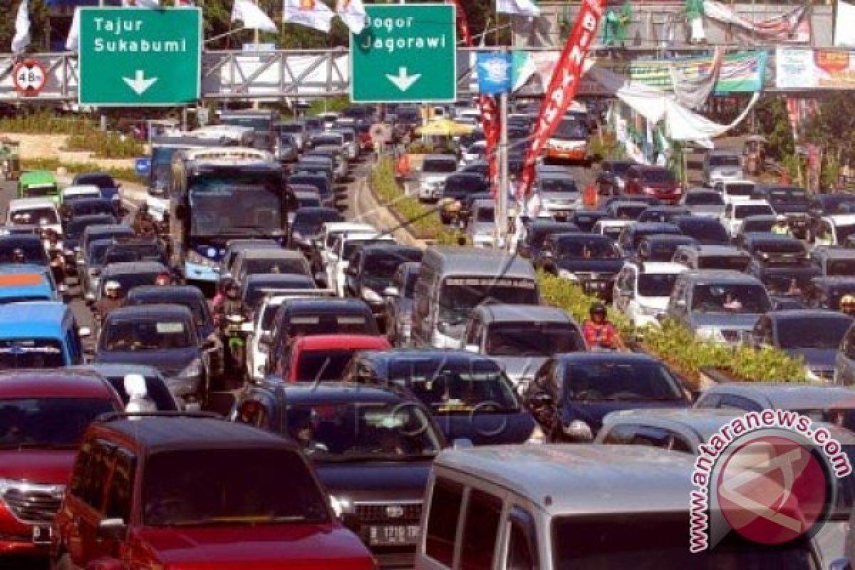 Jalur Puncak Dipadati Arus Balik Liburan Imlek