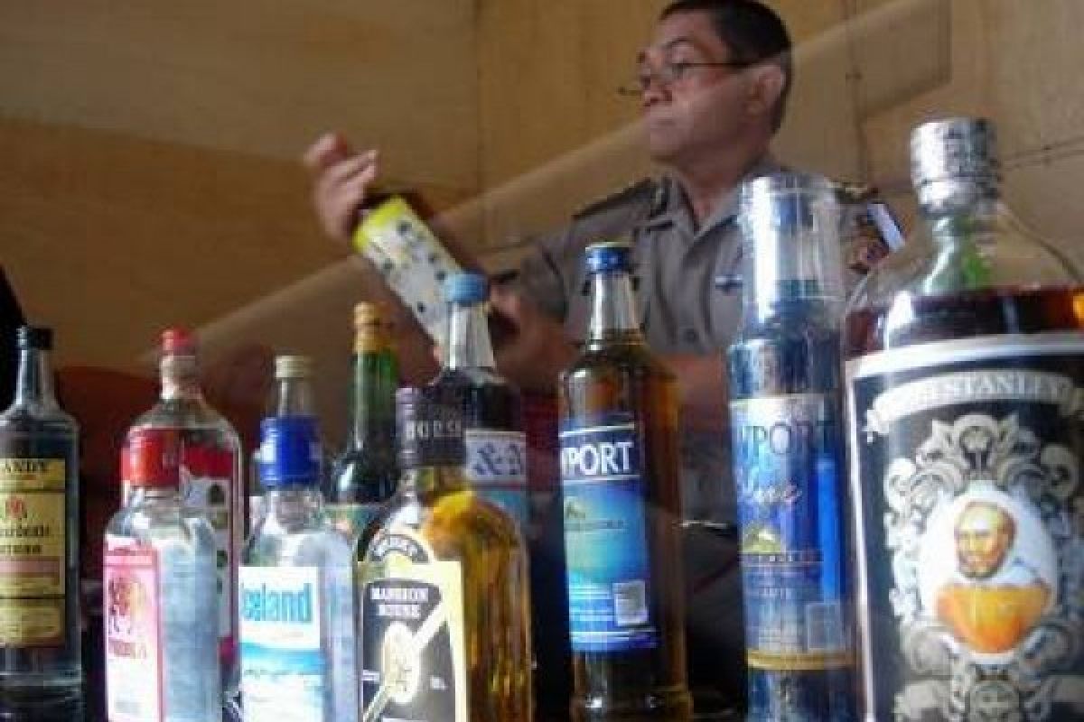 Polisi Sita Ratusan Botol Miras dari Pedagang