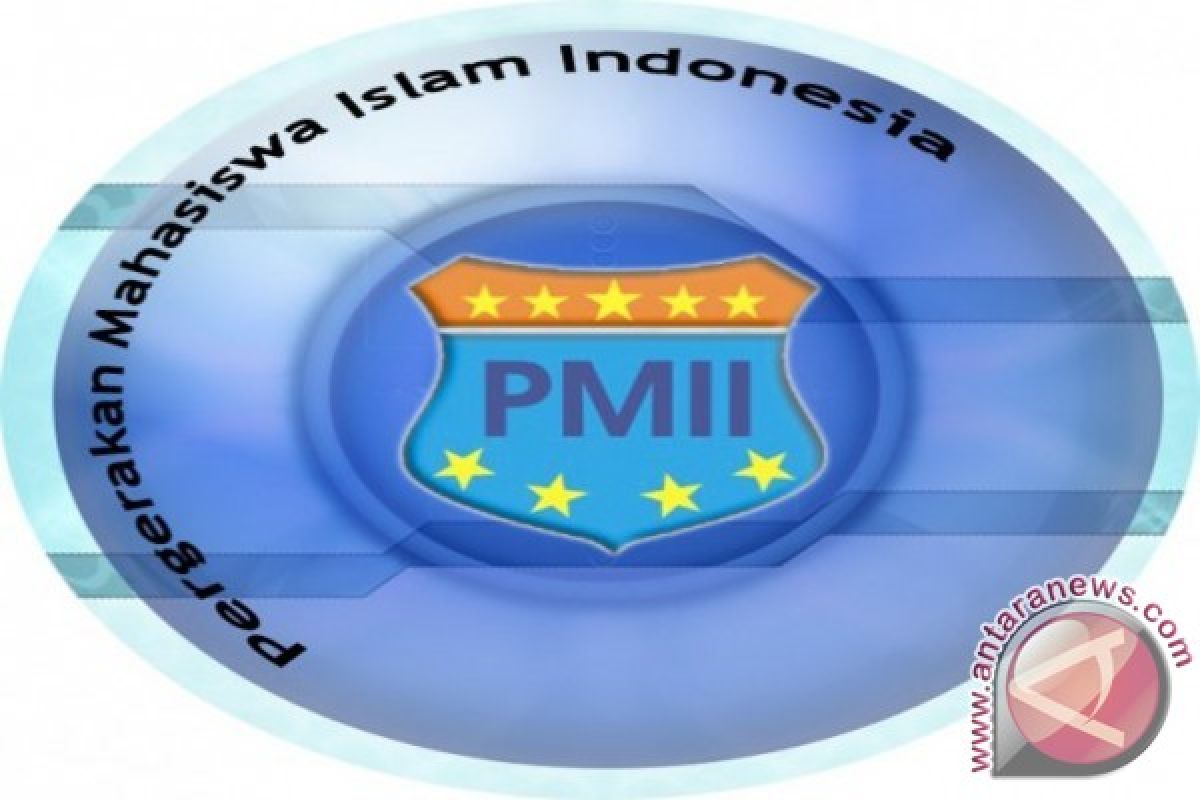 Orang tua mendiang Randi dan Yusuf menerima santunan dari PB PMII