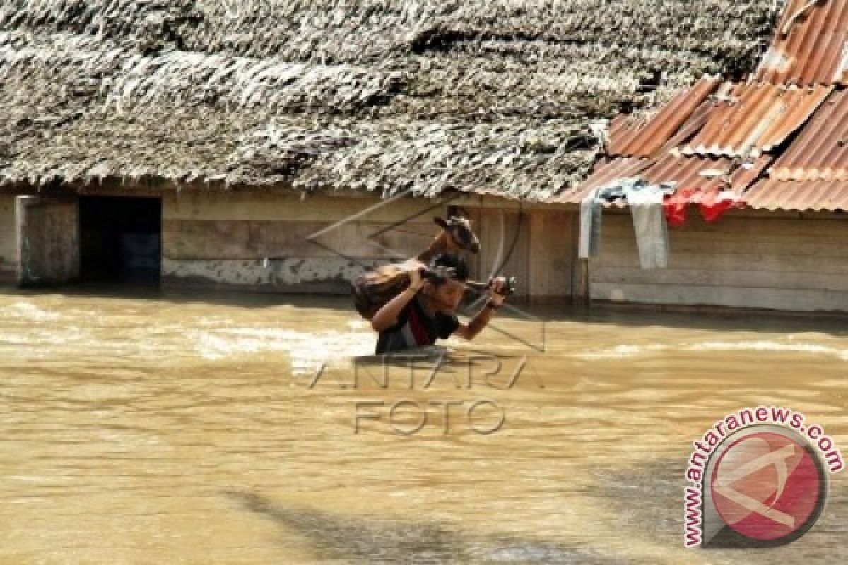 Thousands Flee Their Flooded Houses in North Aceh