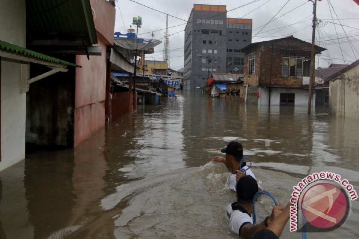 Dua Rumah Hancur Diterjang Banjir