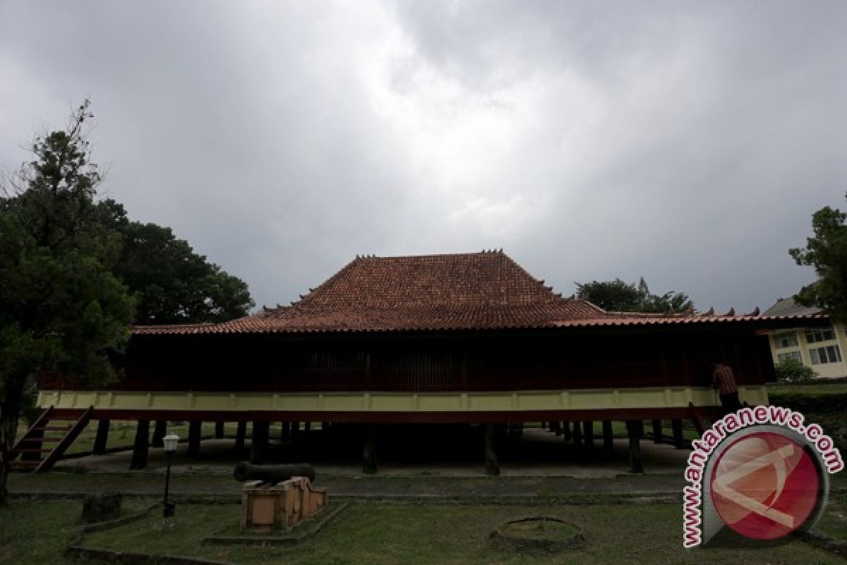 "Rumah Limas" Masjid Suro tak lekang waktu 