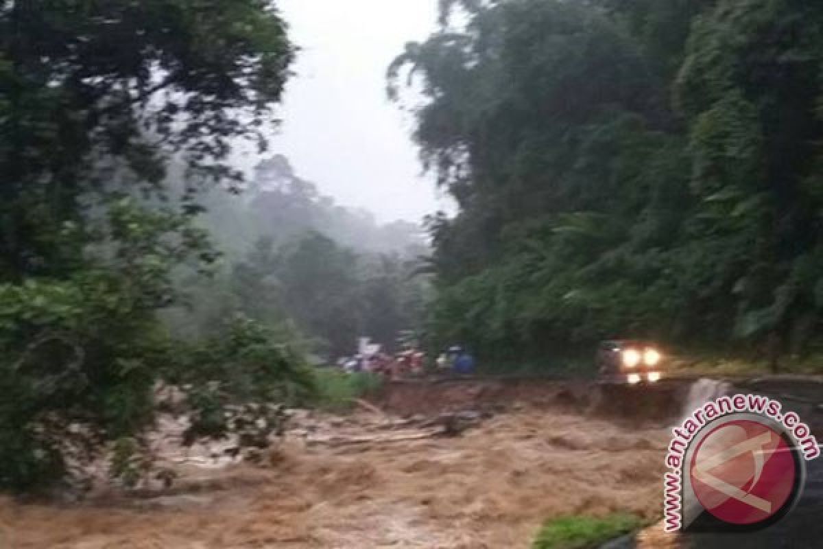 Ratusan warga Solok Selatan terisolasi akibat longsor