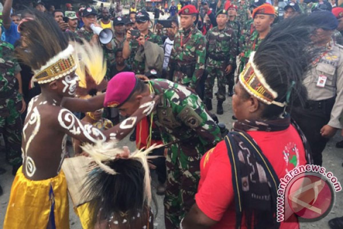 Masyarakat Sorong Sambut Tim Ekspedisi Papua Barat