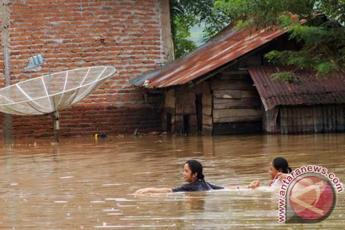 BENCANA BANJIR - Jalur Sumbar-Riau belum bisa dilalui kendaraan besar, antrean 10 km