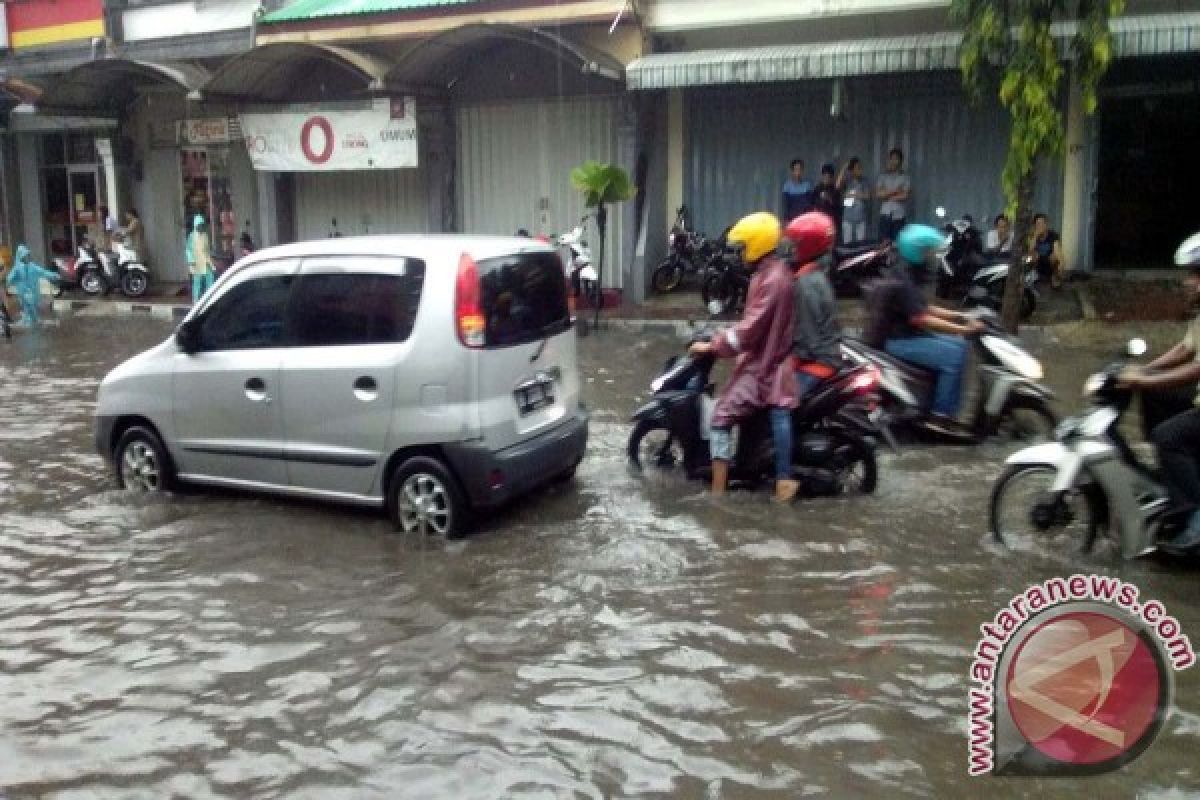DPRD Jember Inspeksi Lokasi Genangan Banjir