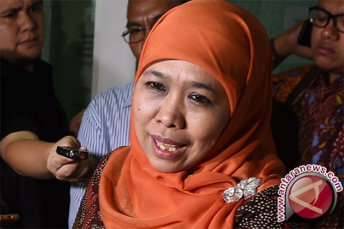 Menteri Khofifah Tertangkap Kamera Berhaji Tanpa Pengawalan