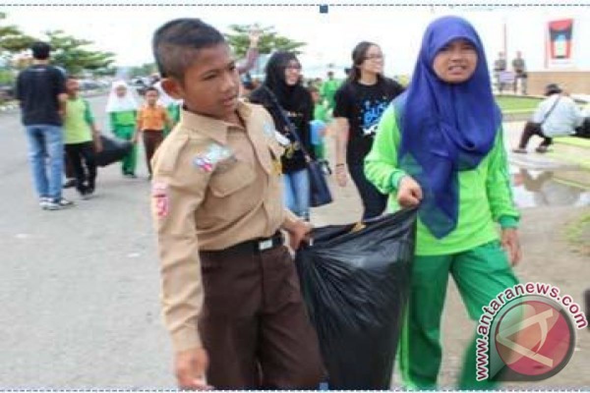 AIESEC Ajak Anak-anak Bersihkan Pantai Padang