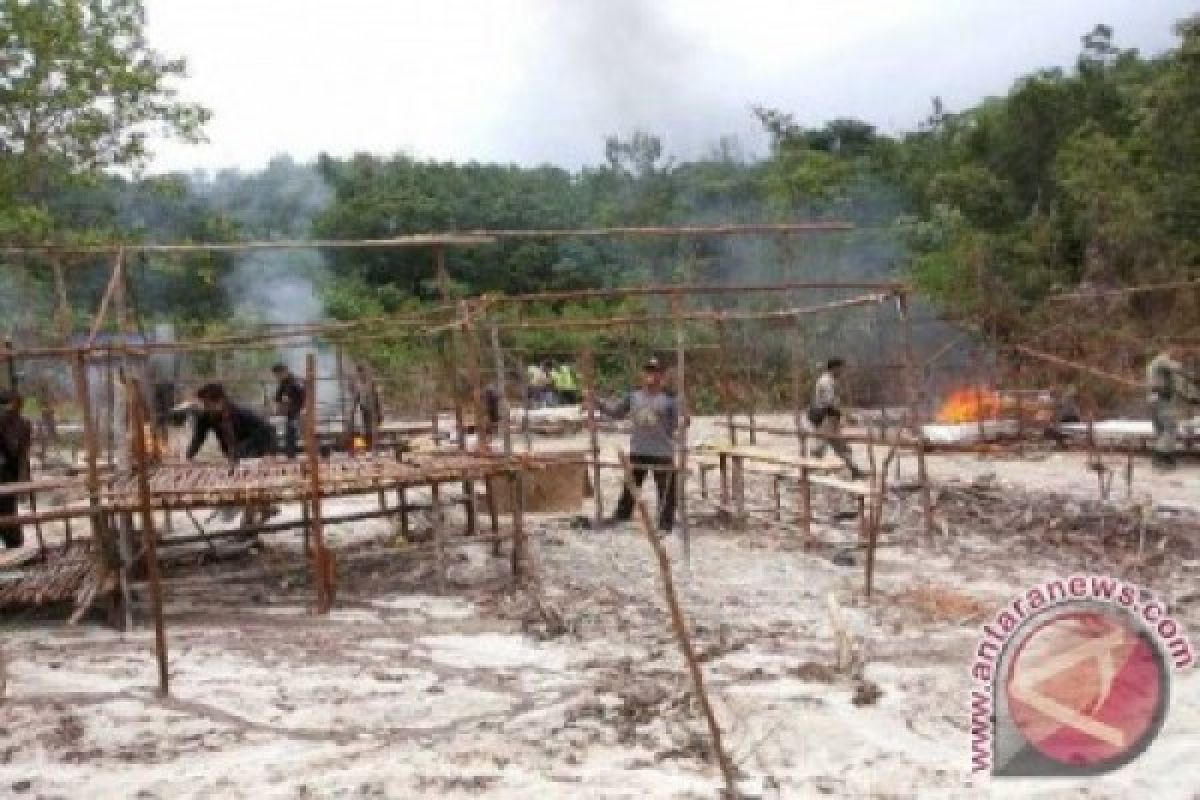 Polres Melawi Bakar Puluhan Peralatan PETI 