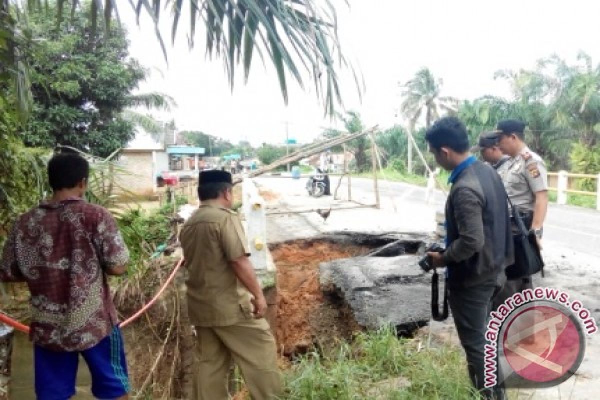 Jembatan terancam putus  di Batanghari