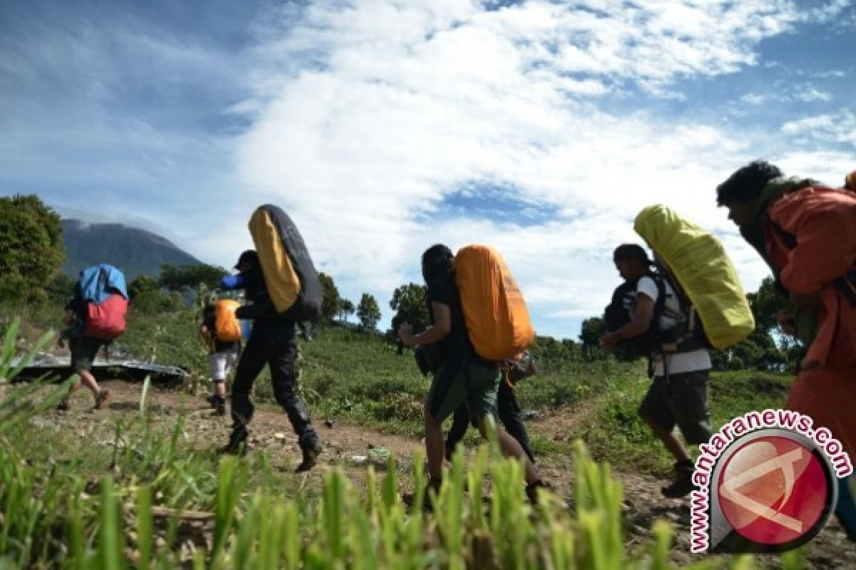 Petugas pos penjaga evakuasi pendaki Gunung Kerinci 