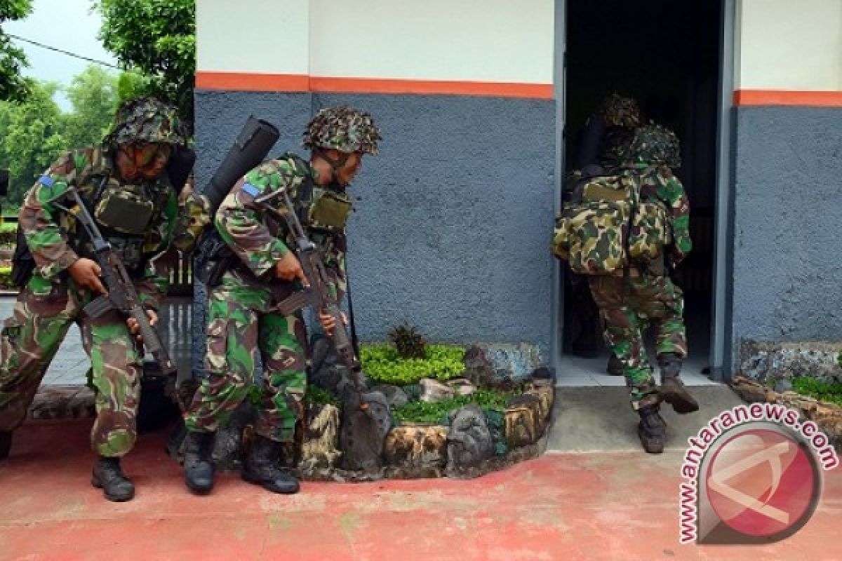 Marinir Latihan Pertempuran Kota di Pasuruan