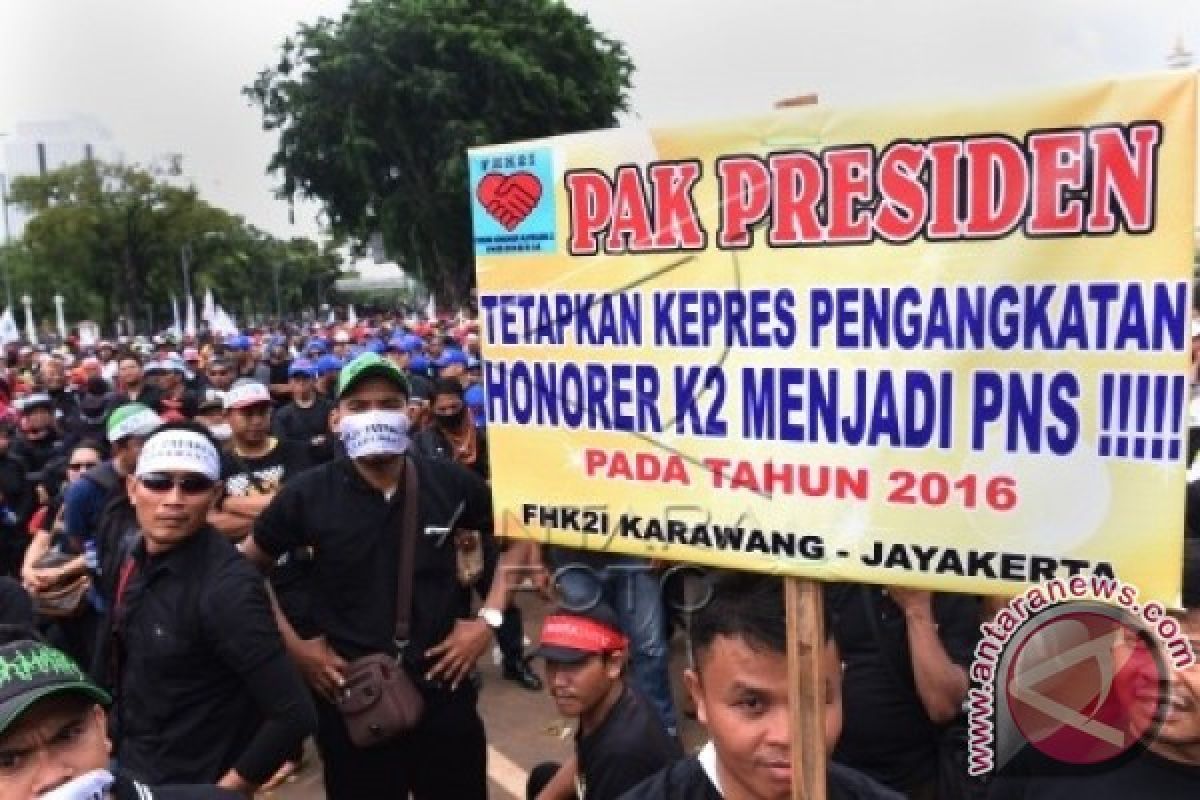 Guru Honorer Desak Pemerintah Perhatikan Nasib Mereka