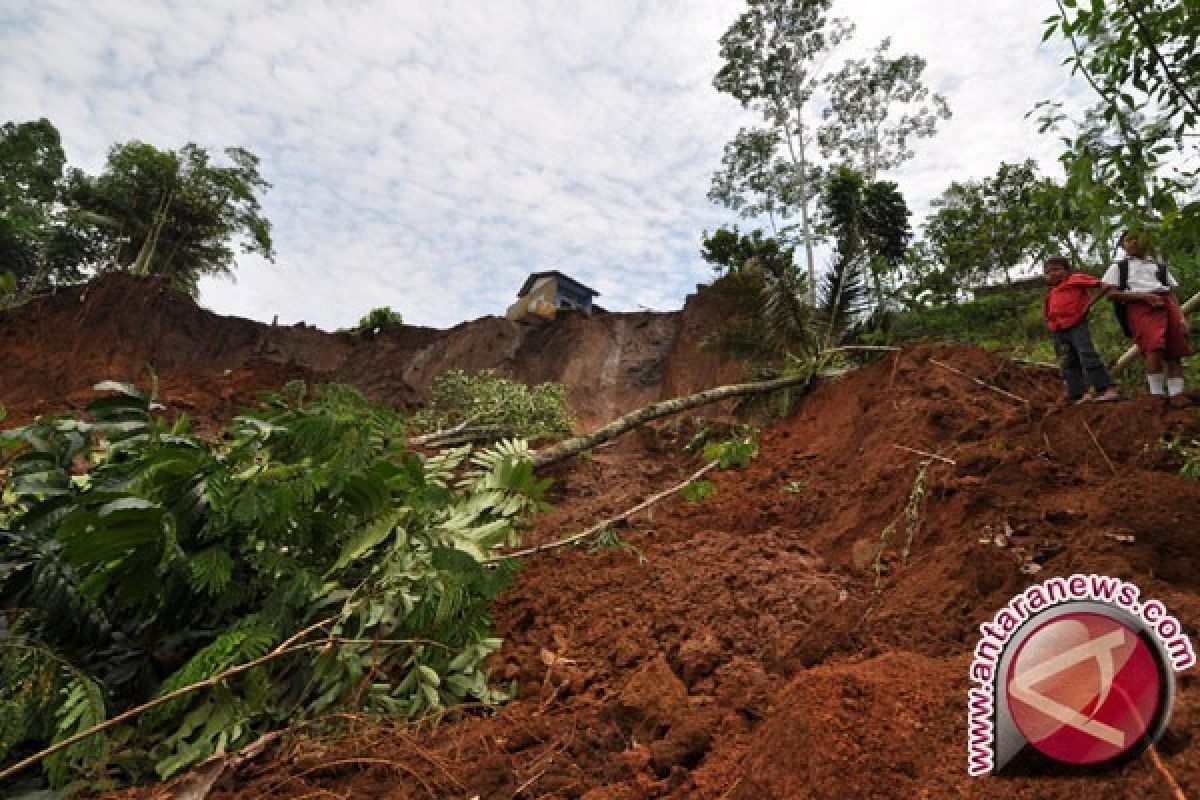 One Diamond Miner Buried by Avalanche in Banjarbaru
