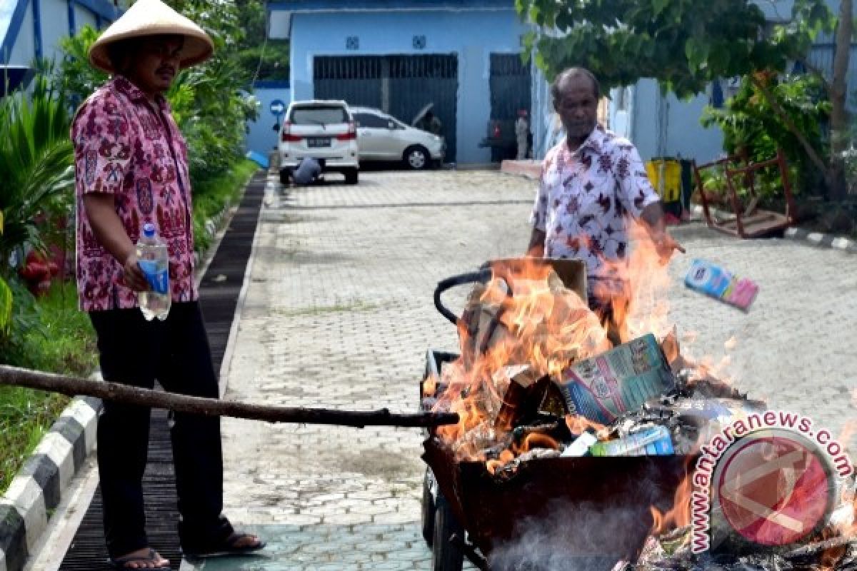 Disperindag Mimika musnahkan ribuan karton air minum kemasan