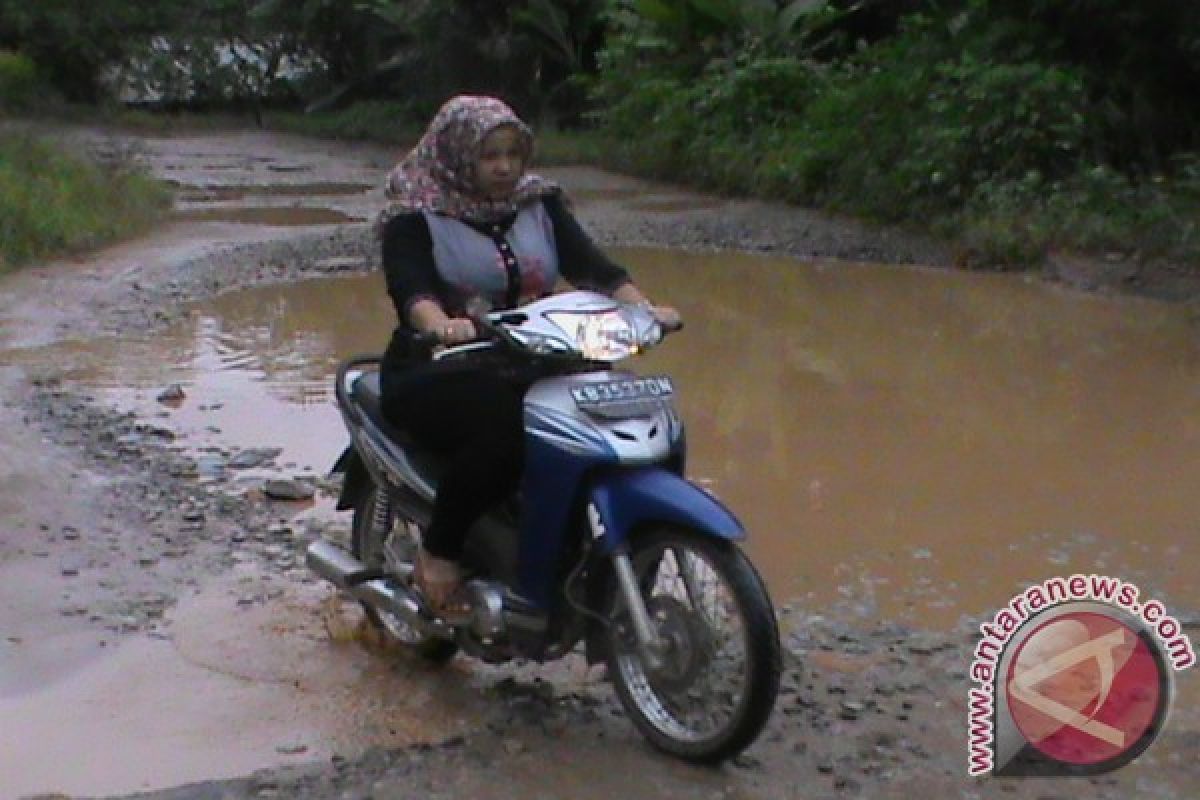 Jalan Dalam Kota Meliau Rusak Parah