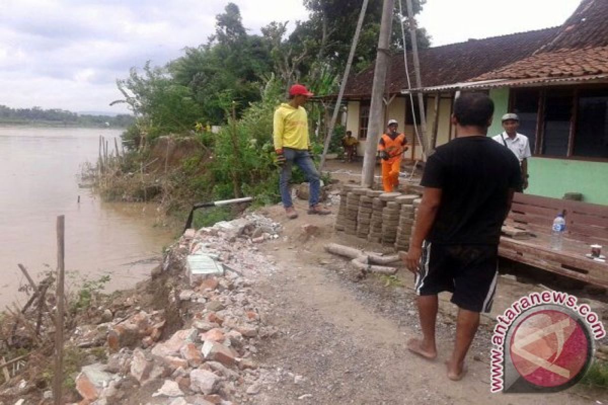 Puluhan Rumah Warga di Bojonegoro Terancam Longsor