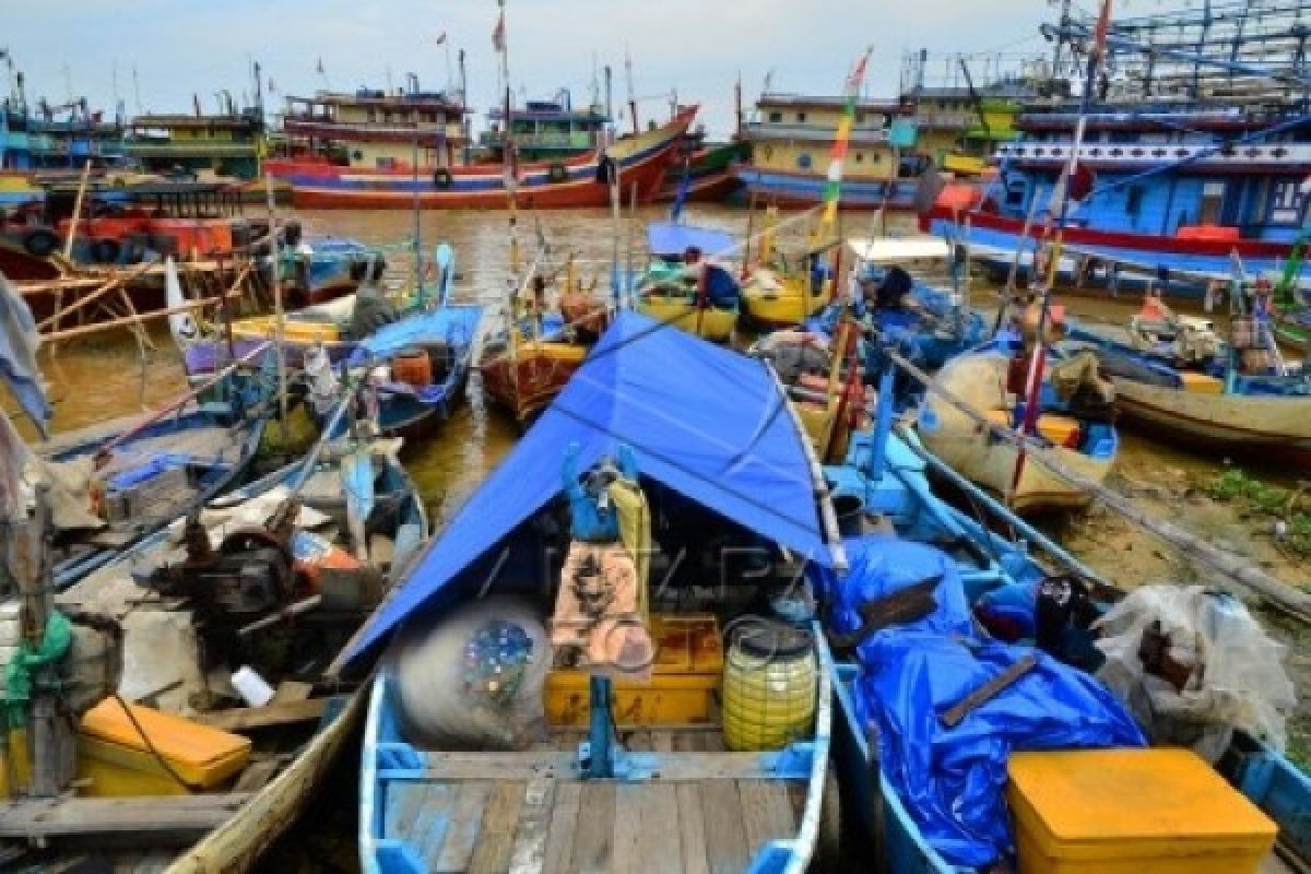 Laut penuh sampah, nelayan di Pantai Depok tidak beraktivitas