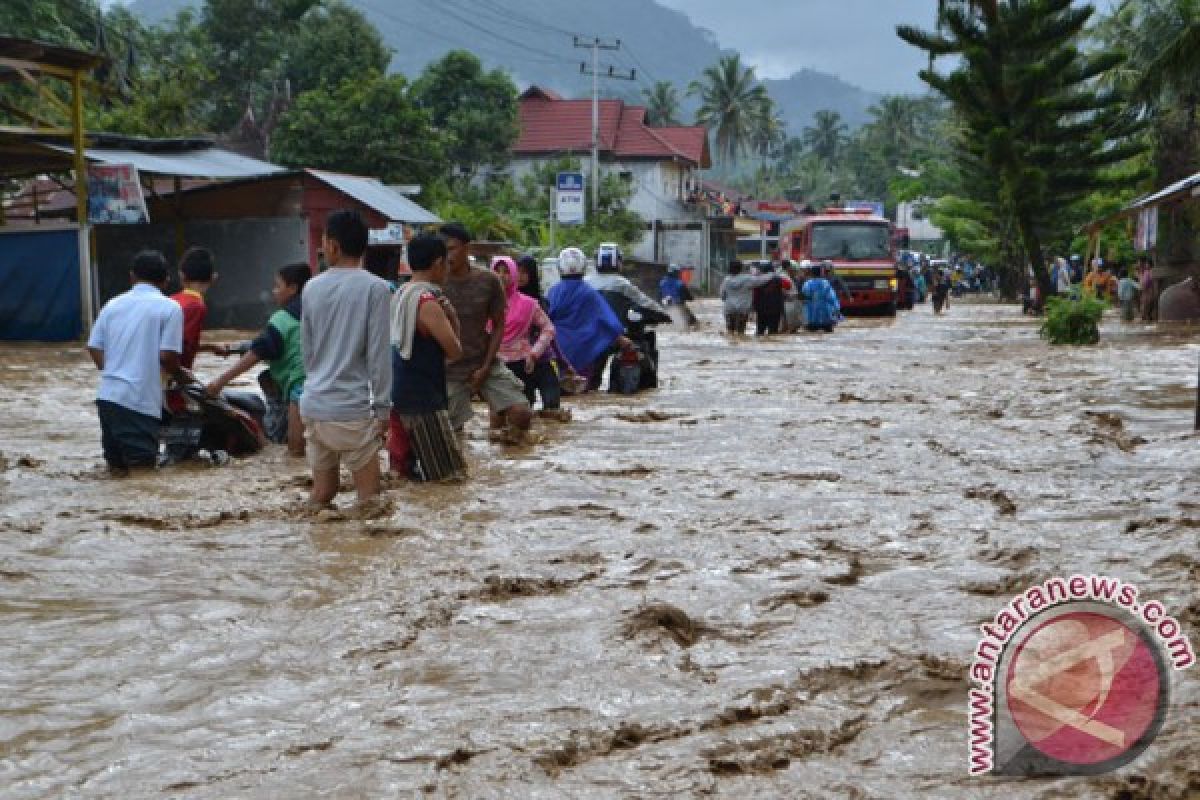 Sungai Batang Liki meluap, lalu lintas Padang-Kerinci macet