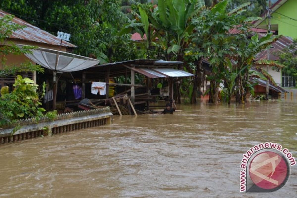 Pelajar Korban Banjir Solok Selatan Butuh Perlengkapan Sekolah