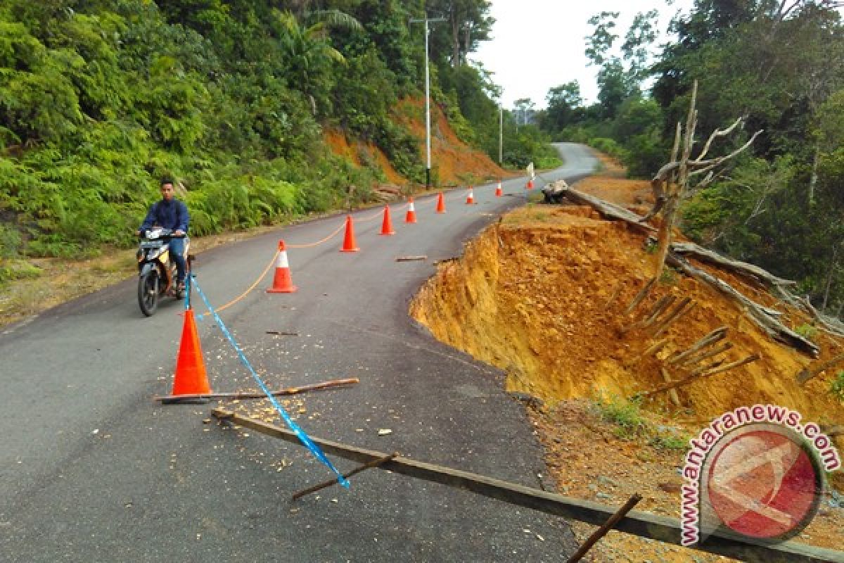 Bahu Jalan Lintas Kelumu Longsor