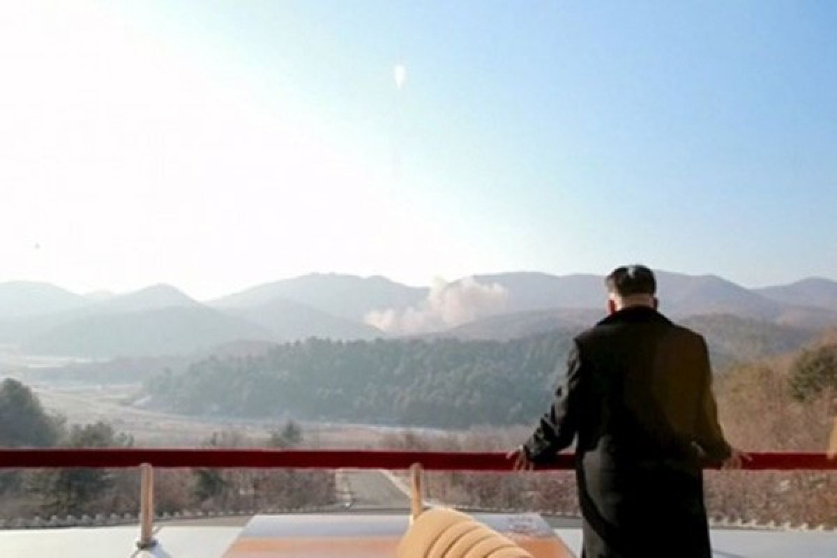 Kim Jong-Un pantau peluncuran roket balistik