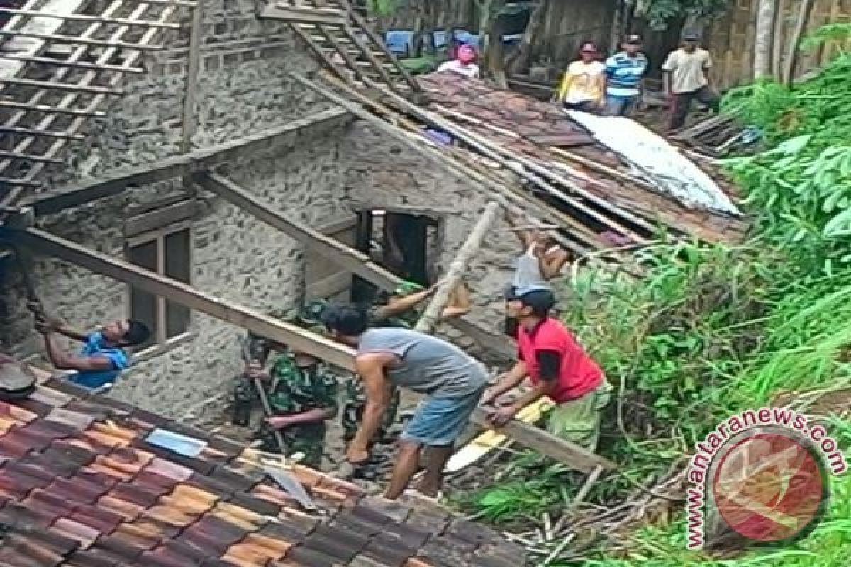 Tanah Longsor Rusak Rumah Warga  di Ngawi