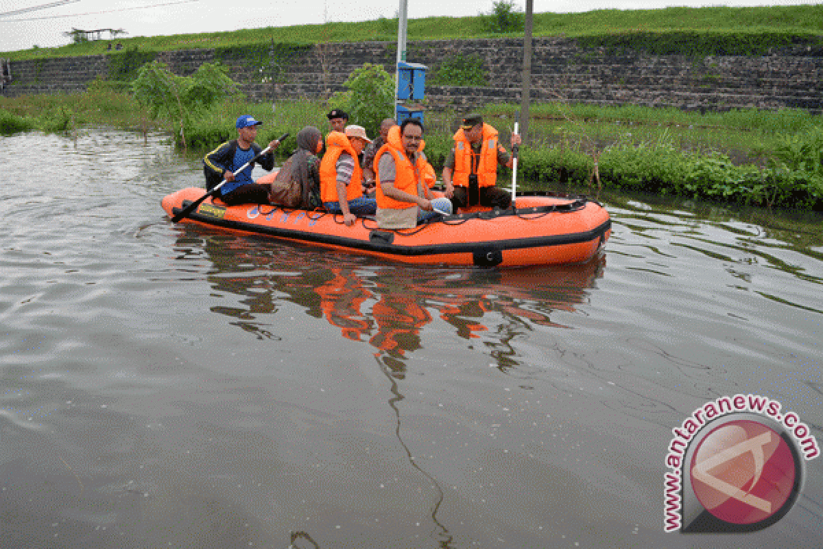 Jalur kereta terpaksa dialihkan gara-gara banjir di Porong