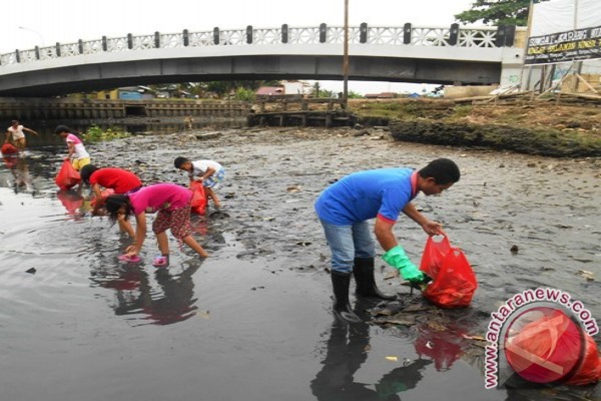 Tiga titik Sungai Karang Mumus kondisinya kritis