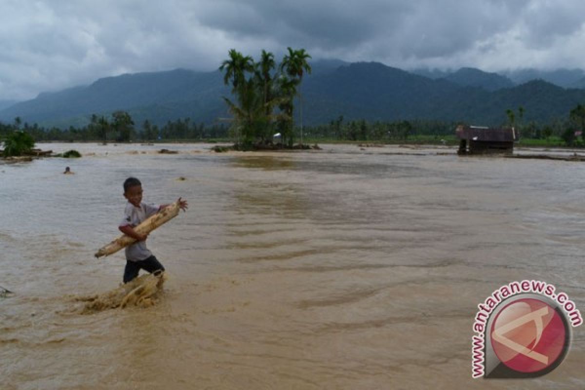 DPD RI Bantu Korban Banjir Solok Selatan