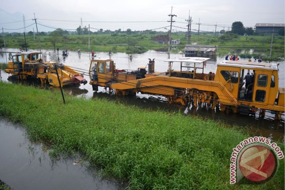 BENCANA BANJIR - Sejumlah perjalanan kereta Surabaya dibatalkan