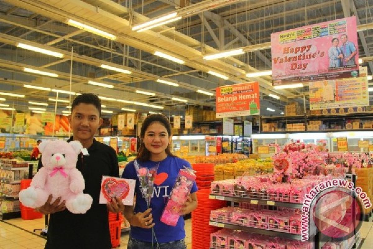 Sambut Hari Valentine, Hardys Berbagi Kasih Sayang Kepada Pelanggan Setia